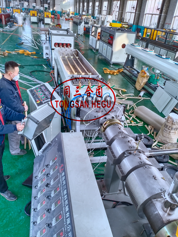 4 PVC pipe machine06 4 PVC pipe machine06