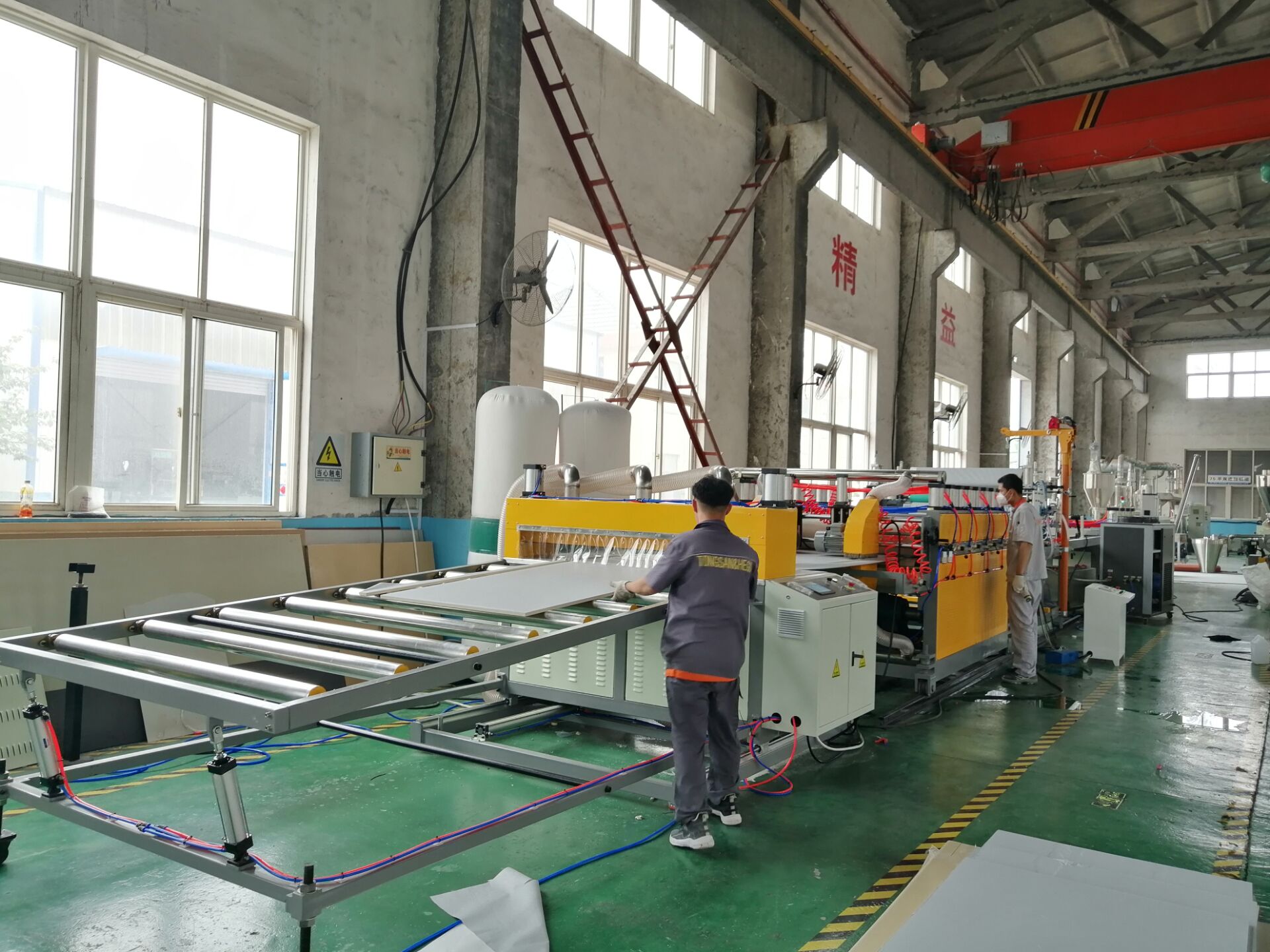 WPC foam board production line (8) WPC foam board production line (8)