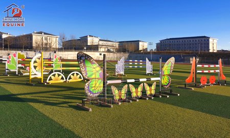 التحليق إلى آفاق جديدة: مزايا أجنحة قفز عرض الخيل المصنوعة من الألومنيوم