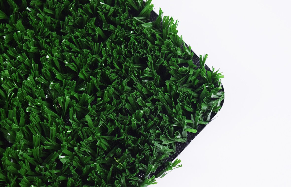 HIERBA ARTIFICIAL FIBRILADA VERDE 10MM PARA TENIS, BALONCESTO Y PISTA DE CORRER