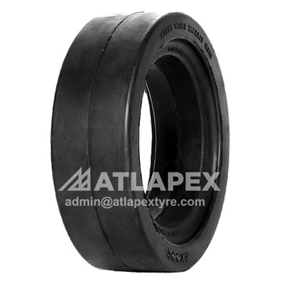Neumático macizo 10.00-20 para uso en remolques portuarios con patrón AP-SM.