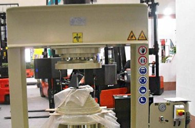 Máquina prensadora de neumáticos macizos con herramientas de diferentes tonos.