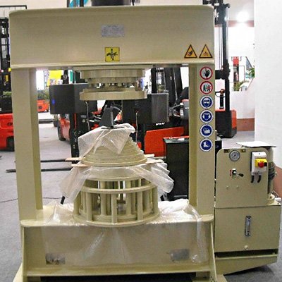 Máquina prensadora de neumáticos macizos con herramientas de diferentes tonos.