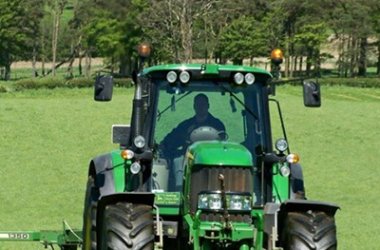 Tractor agrícola, cosechadora, implemento