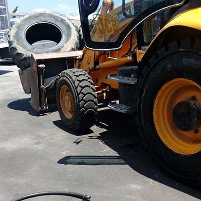 Neumático para minicargadora L5 Trabajando en el campo