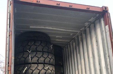 Carga de neumáticos en el puerto