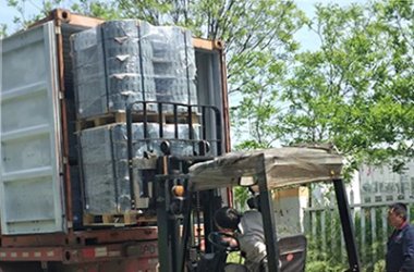 Carga de neumáticos con plataforma elevadora de tijera