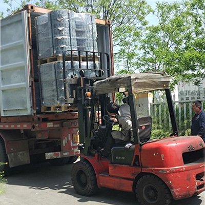 Carga de neumáticos con plataforma elevadora de tijera