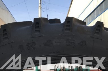 Neumático agrícola 12.4-54 R-1 para máquinas pulverizadoras y recolectoras de algodón.