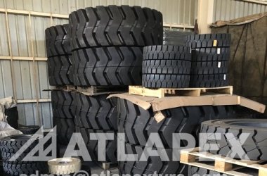 Los neumáticos macizos para cargadoras de ruedas ATLAPEX ofrecen un rendimiento excelente en condiciones de trabajo extremadamente duras.