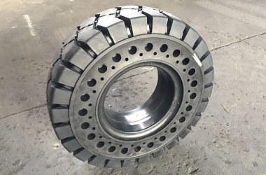 Neumático macizo 6.50-10 y 28X9-15 con aberturas en el flanco para un funcionamiento más flexible.