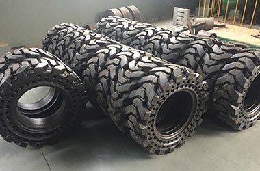 ATLAPEX Gama completa de neumáticos macizos para minicargadoras Bobcat, John Deere, CAT, etc.