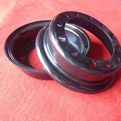 Rueda desmontable para montacargas con neumático macizo: una solución para aplicaciones de servicio pesado.