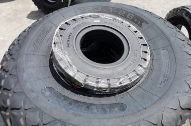 Neumáticos macizos como material de relleno en contenedores: Cómo ahorrar en fletes y optimizar la carga mixta