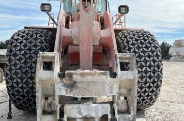 Las cadenas de protección para neumáticos de 29,5 a 25 pulgadas son un accesorio esencial para las operaciones mineras.
