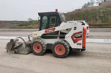 Neumático sólido ATLAPEX 10-16.5 para Bobcat S590, diseñado para proporcionar una tracción, estabilidad y durabilidad superiores en diversas condiciones de trabajo.