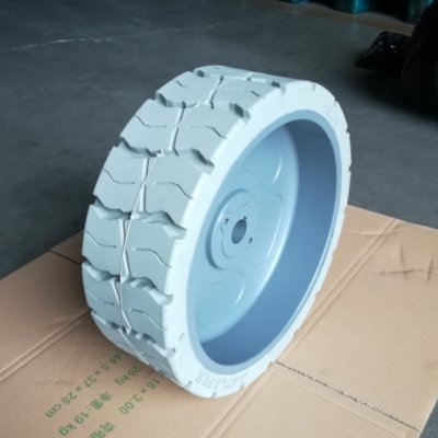 Rueda 15X5 para plataforma elevadora de tijera Genie GS2632, GS2646, GS3246 con excelente rendimiento. (1)