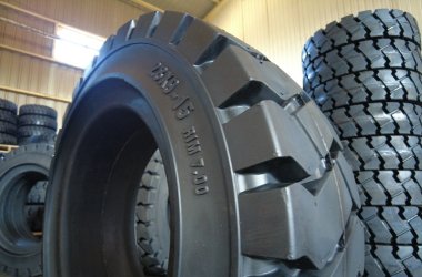 Nuevo lanzamiento de ATLAPEX: Neumático macizo para montacargas 28x9-15 con protector de llanta y guardabarros.