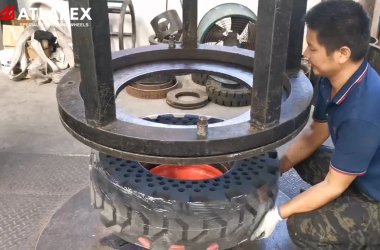El proceso de montaje de neumáticos sólidos ATLAPEX en llantas para minicargadoras Bobcat, CAT y Case.
