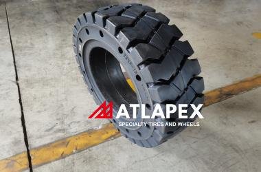 Neumáticos macizos ATLAPEX para carretillas elevadoras: Rendimiento inigualable para entornos impecables.
