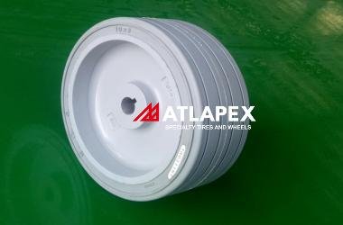 Neumático macizo ATLAPEX 10X3 con dibujo SC-RB1: Redefina la eficiencia de sus equipos de elevación y plataformas aéreas.
