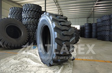 Neumáticos ATLAPEX SKS1 R-4: Libera el máximo rendimiento de tu minicargadora en cualquier terreno.