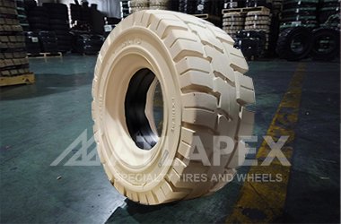 Neumático macizo para montacargas ATLAPEX 18×7-8 que no deja marcas, con dibujo Dumax: Redefina la manipulación de materiales limpia y eficiente.