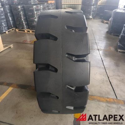 Neumático macizo con dibujo ATLAPEX AP-TORKY: Opción premium para operaciones portuarias y equipos de apoyo en tierra (GSE) de aeropuertos. (4)