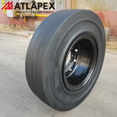 Neumático macizo con dibujo AP-SM de ATLAPEX: Diseñado para la excelencia en portacucharas y equipos metalúrgicos. (3)