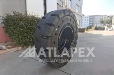 Neumático macizo OTR ATLAPEX, modelo AP-TORKY 23.5-25: Conquista terrenos difíciles con una durabilidad inigualable.