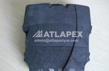 ATLAPEX Premium solid forklift tire with 3 layers cut structure to ensure a confortable and long run working capacity. 