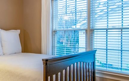 Easy installation pleated screen window