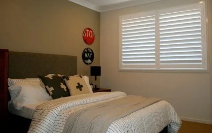 Retractable screen window Easy to install cuttable to window size