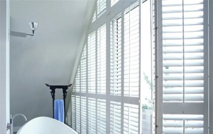 Easy installation pleated screen window