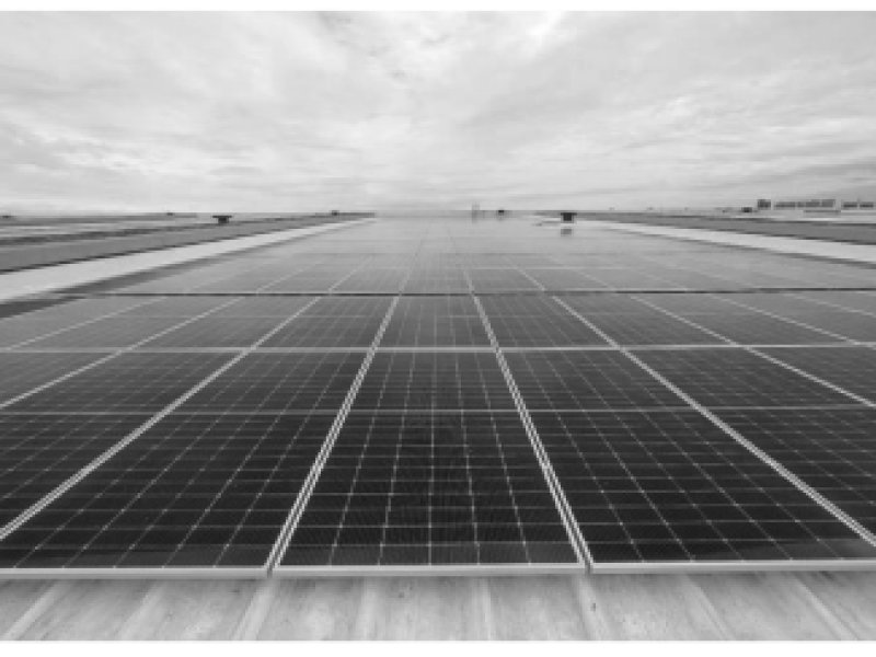 Aplicación de sistemas de techado autoadhesivos de TPO con butilo en proyectos de generación de energía fotovoltaica