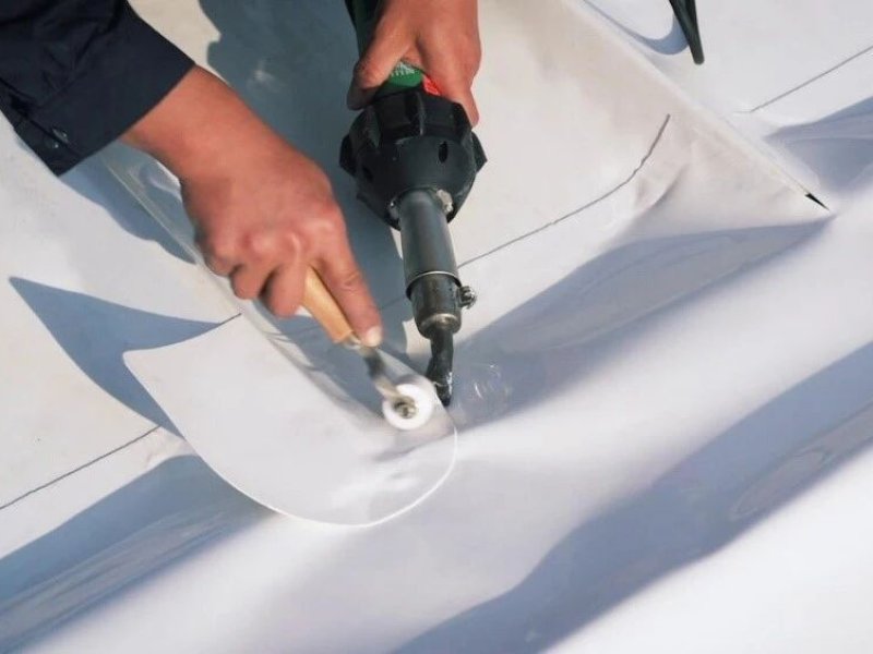 Application of PVC roll-on full-adhesion system in metal roof leakage renovation