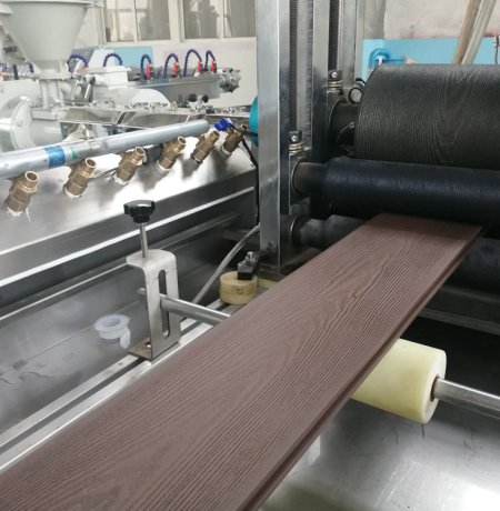 Máquina extrusora de tableros de madera plástica, fabricante de líneas de extrusión de paneles de piso semisólidos de composite de madera y plástico