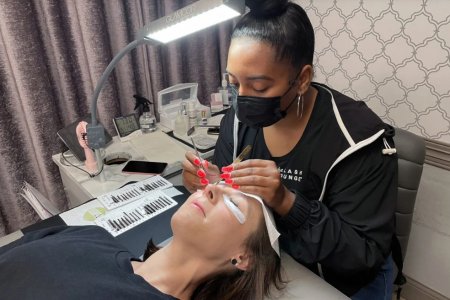 The Ultimate Eyelash Extension Training Manual: Step-by-Step and Comprehensive Guide to Lashing