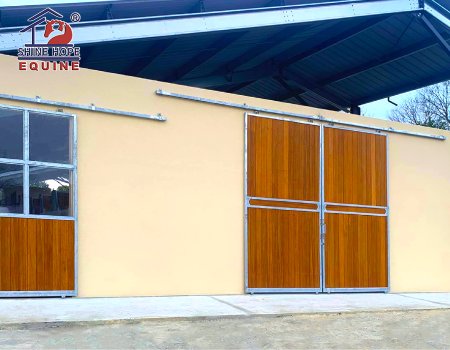 Horse Barn Door: SHE81-84